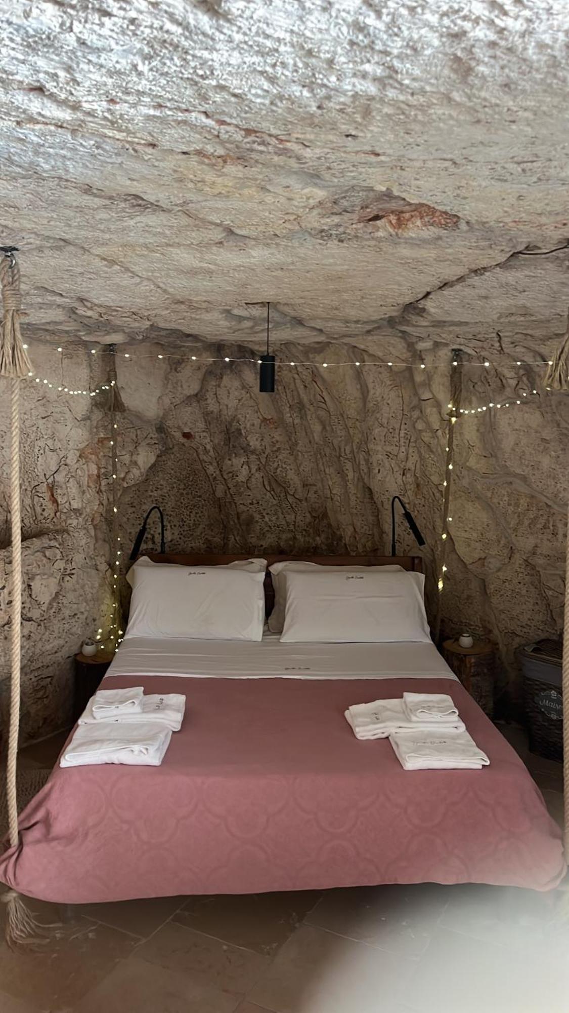 Bed and Breakfast Grotta Carlotta Остуні Екстер'єр фото